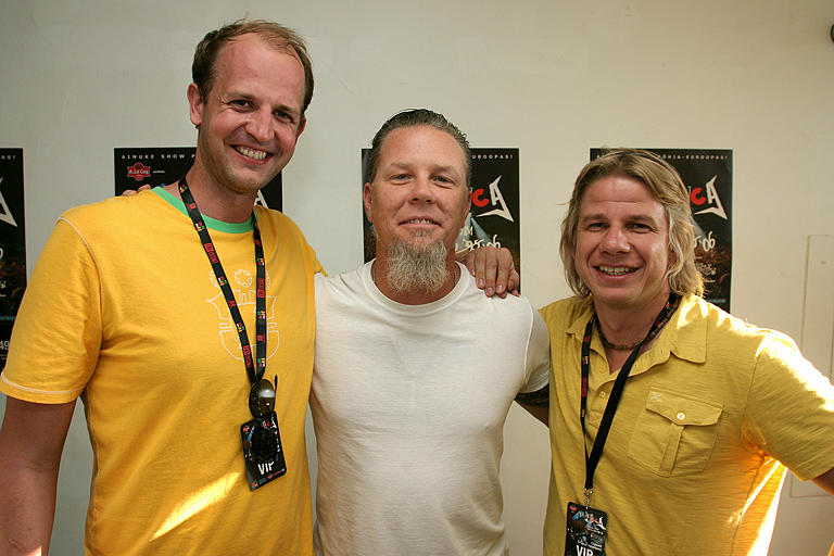 Sportlandi asutajad Anti Kalle ja Are Altraja koos Metallica liikme James Hetfieldiga. Sportland oli 13.06.2006 Metallica kontserdi peasponsor
