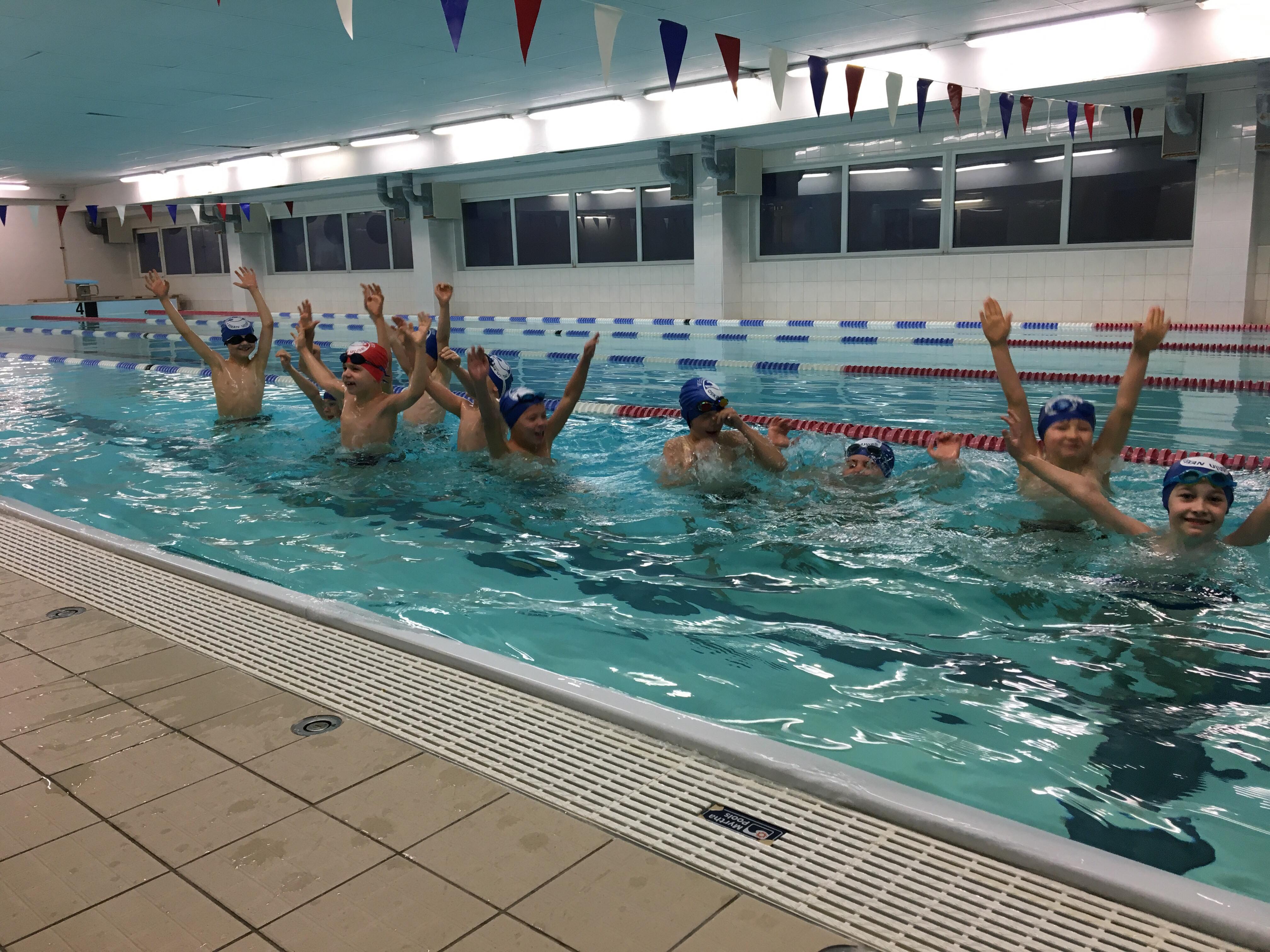 Kuressaare Gümnaasiumi 1C klassi poisid iganädalases ujumistunnis