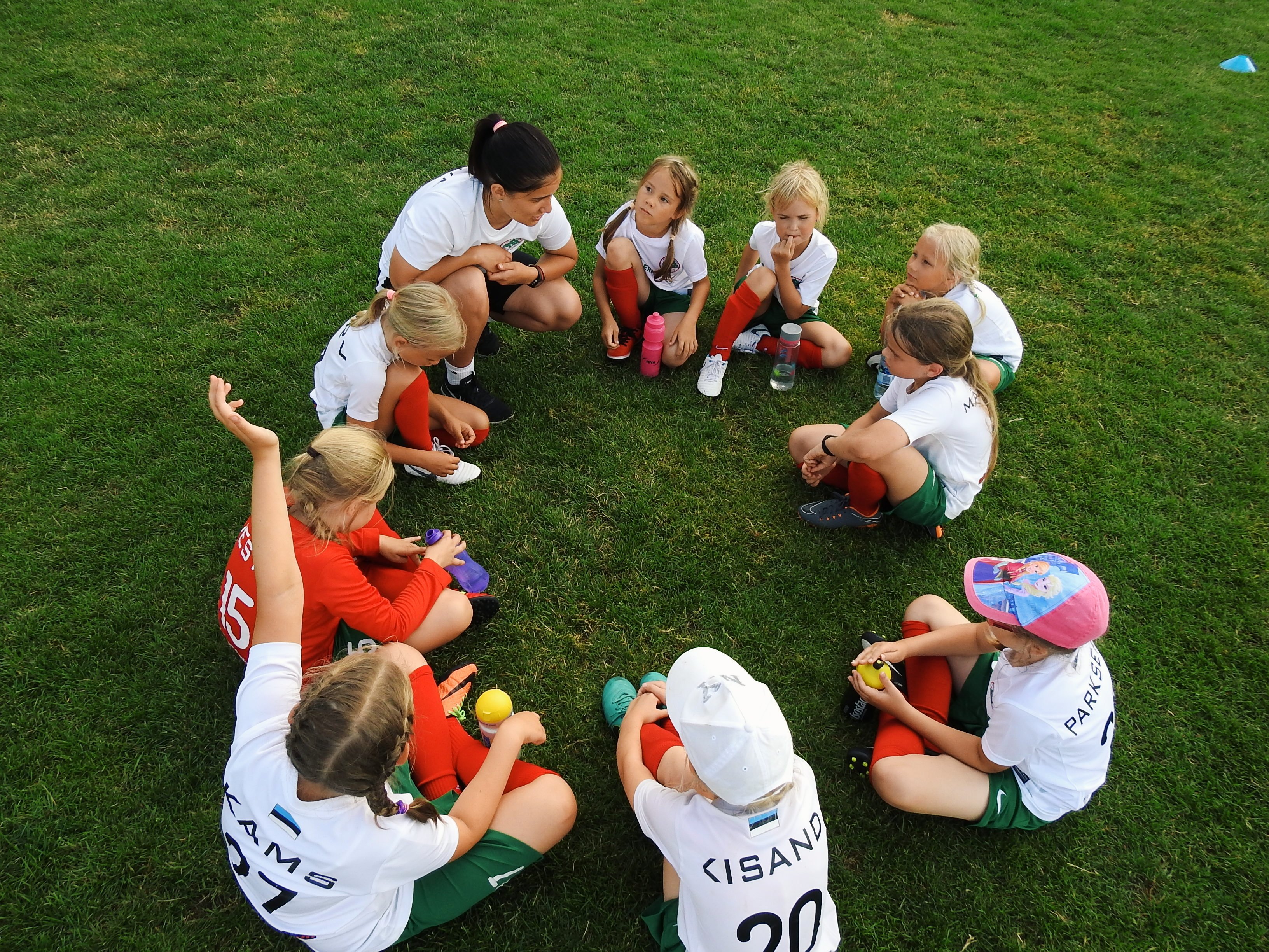 Marie pisikesed jalgpallitüdrukud turniiril Foto: Marko Parksepp